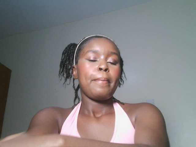 Lunavee-1 live cam on BongaCams