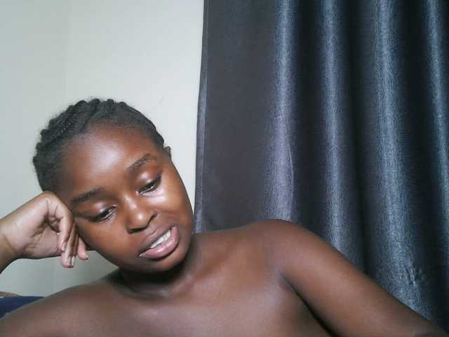 Lunavee-1 live cam on BongaCams