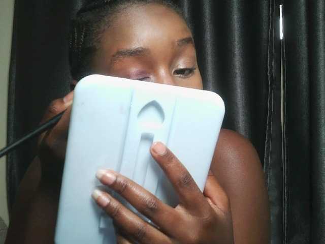 Lunavee-1 live cam on BongaCams