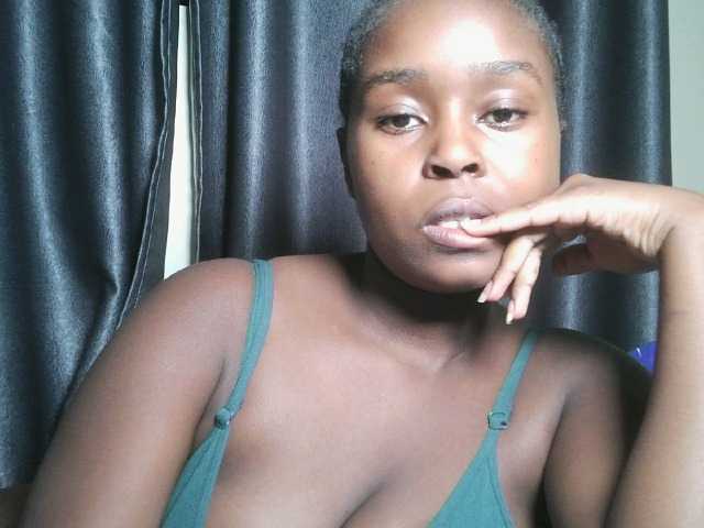 Lunavee-1 live cam on BongaCams