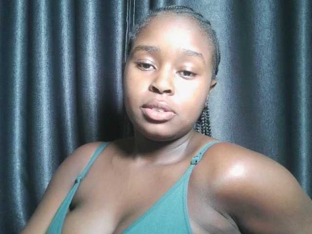 le modèle Lunavee-1 est en webcam porno dans un show sur le site bongacams, il possède les tags suivants: Ebony,Brunette,Trimmed