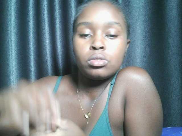 Lunavee-1 live cam on BongaCams