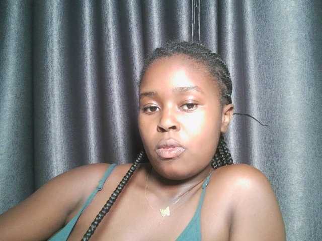 Lunavee-1 live cam on BongaCams