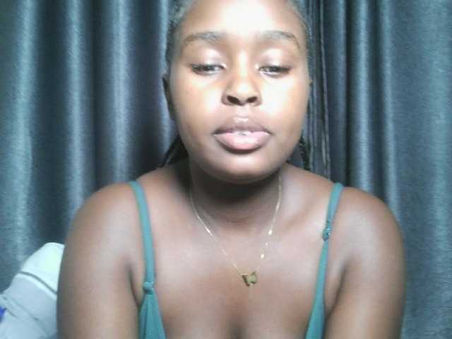 Lunavee-1 live cam on BongaCams
