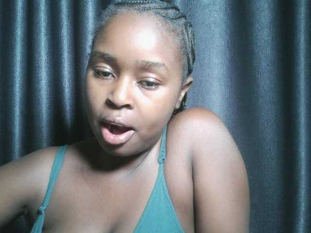 Lunavee-1 live cam on BongaCams