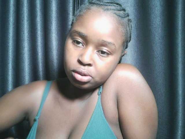 Lunavee-1 live cam on BongaCams