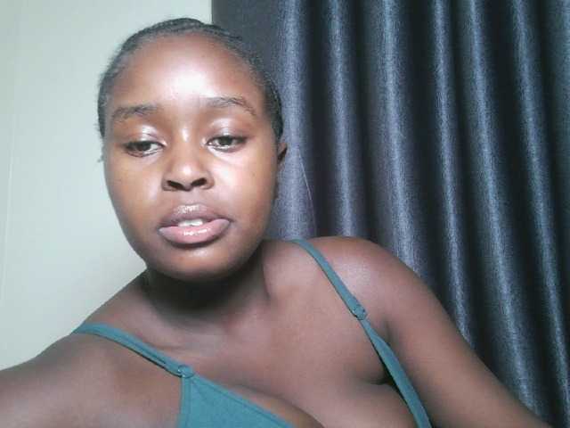 Lunavee-1 live cam on BongaCams