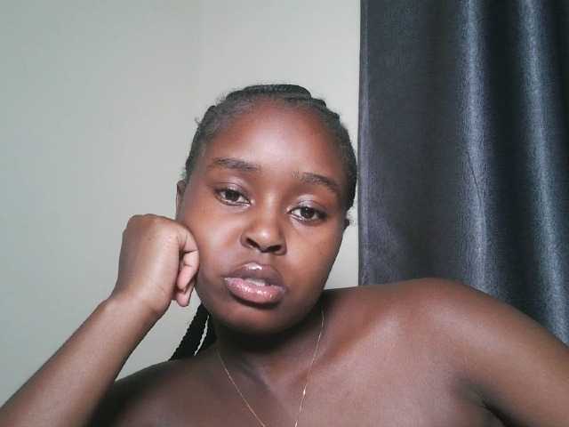 Lunavee-1 live cam on BongaCams