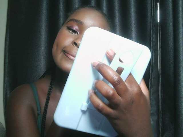 Lunavee-1 live cam on BongaCams