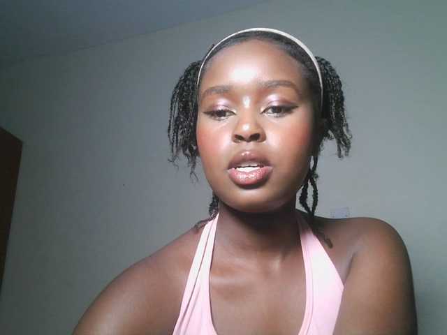 Lunavee-1 live cam on BongaCams