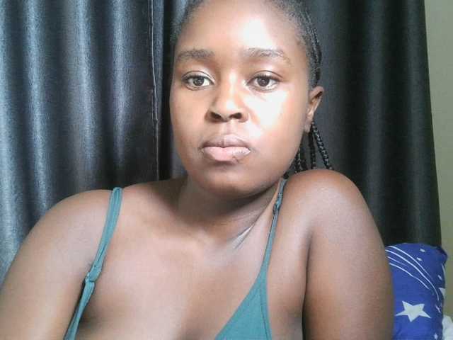 Lunavee-1 live cam on BongaCams