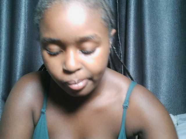 Lunavee-1 live cam on BongaCams