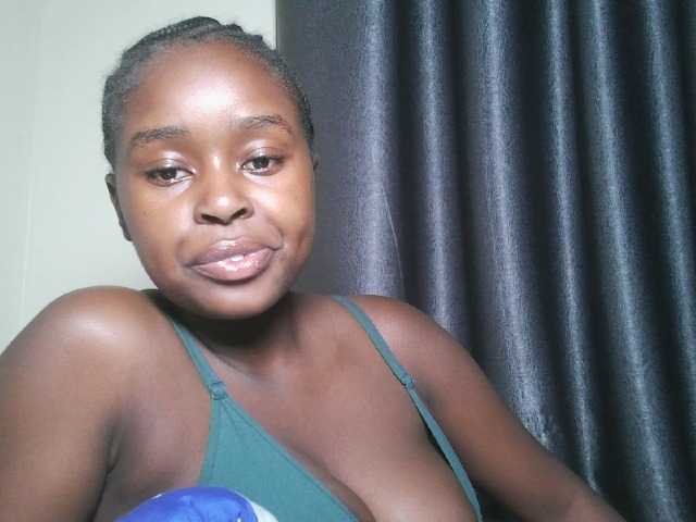 Lunavee-1 live cam on BongaCams