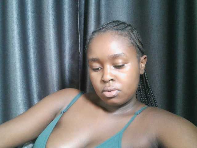 Lunavee-1 live cam on BongaCams