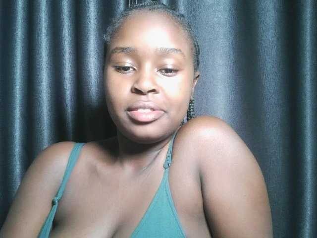 Lunavee-1 live cam on BongaCams