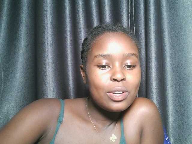 Lunavee-1 live cam on BongaCams