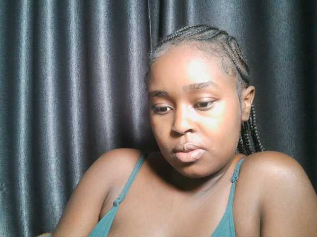 Lunavee-1 live cam on BongaCams