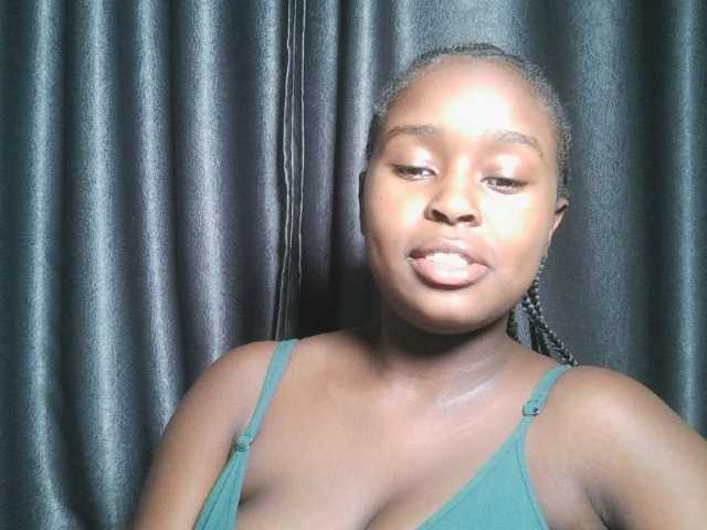 Lunavee-1 live cam on BongaCams