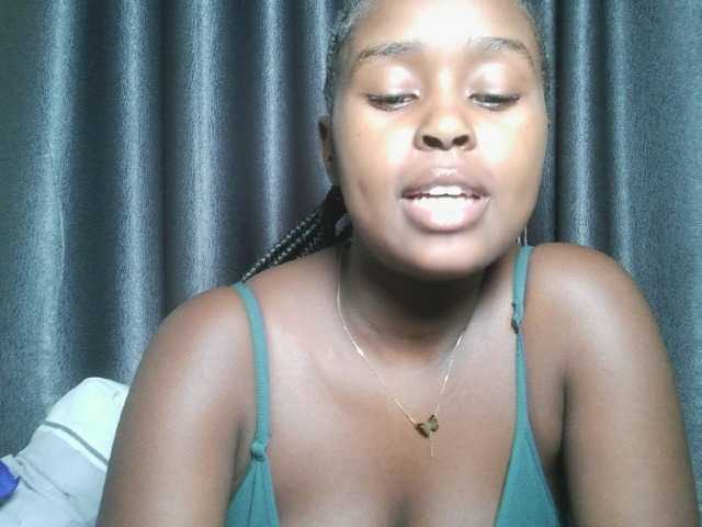Lunavee-1 live cam on BongaCams