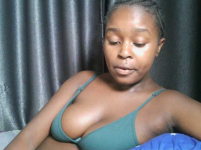 Lunavee-1 live cam on BongaCams