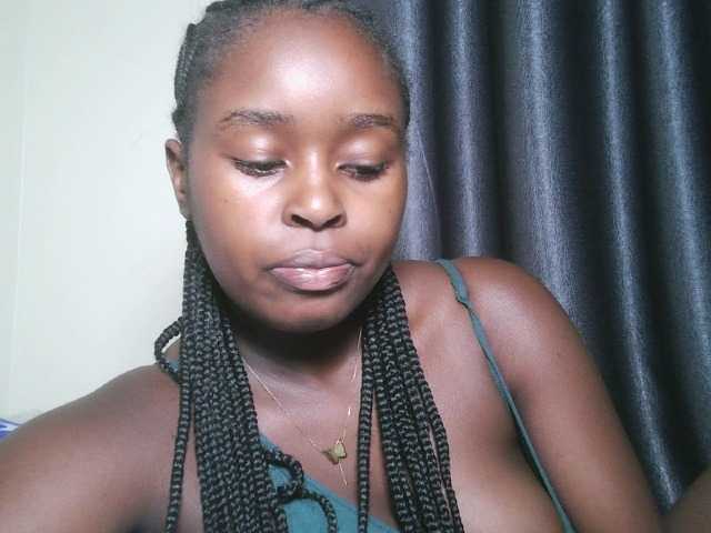 Lunavee-1 live cam on BongaCams