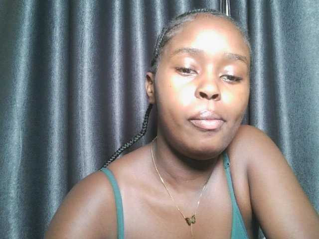 Lunavee-1 live on BongaCams