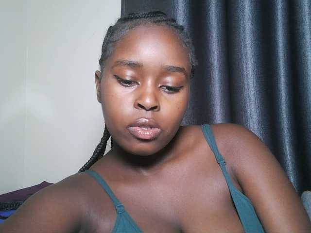 Lunavee-1 live cam on BongaCams