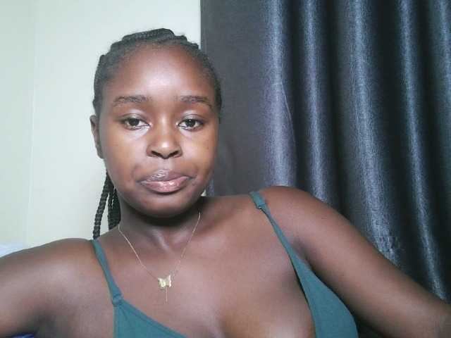 Lunavee-1 live cam on BongaCams