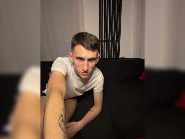 LittleMrHeroo22 live cam on BongaCams
