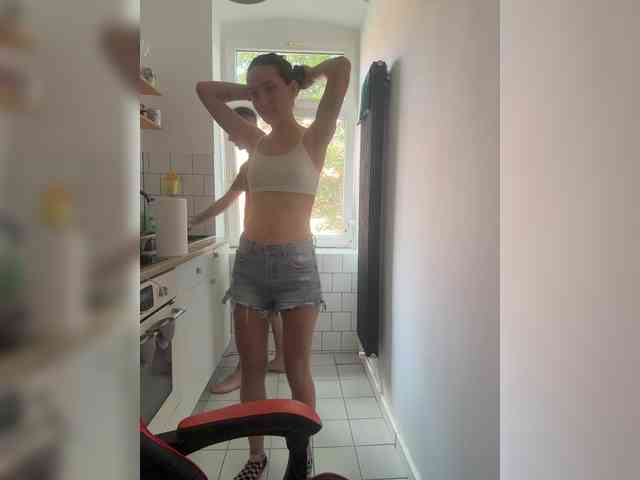 LittleMrHeroo22 webcam