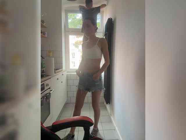 LittleMrHeroo22 webcam