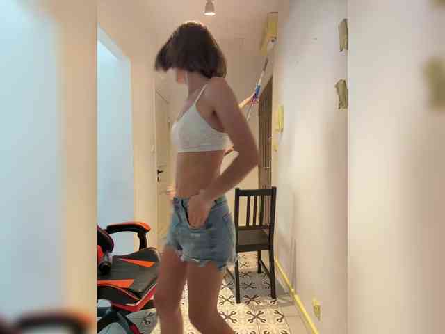 LittleMrHeroo22 webcam