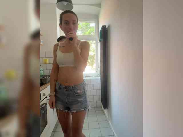 LittleMrHeroo22 webcam