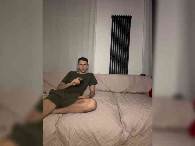 LittleMrHeroo22 webcam