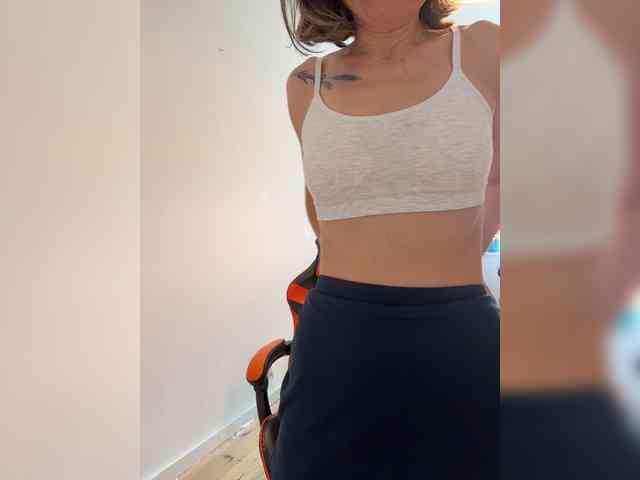 LittleMrHeroo22 webcam