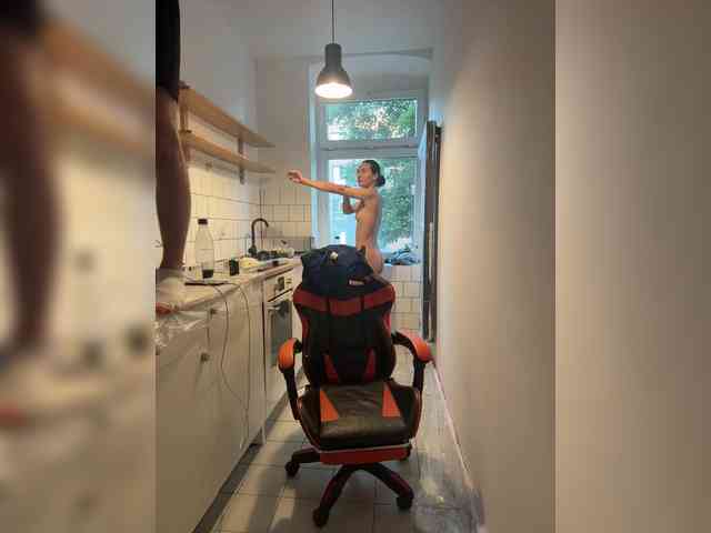 LittleMrHeroo22 webcam