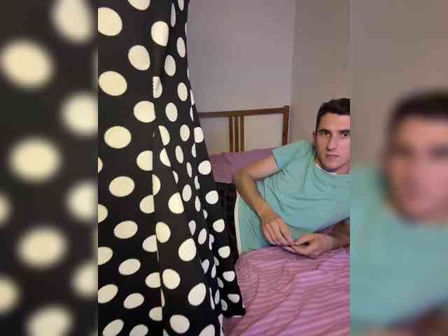 LittleMrHeroo22 webcam