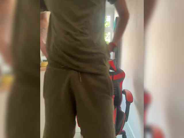 LittleMrHeroo22 webcam
