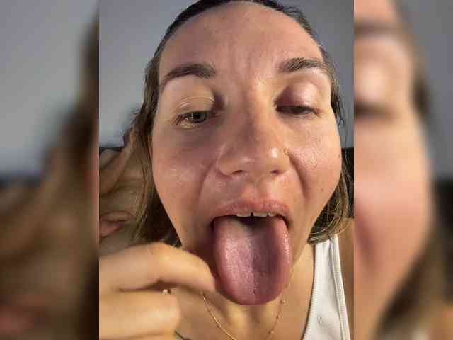 LittleMrHeroo22 webcam