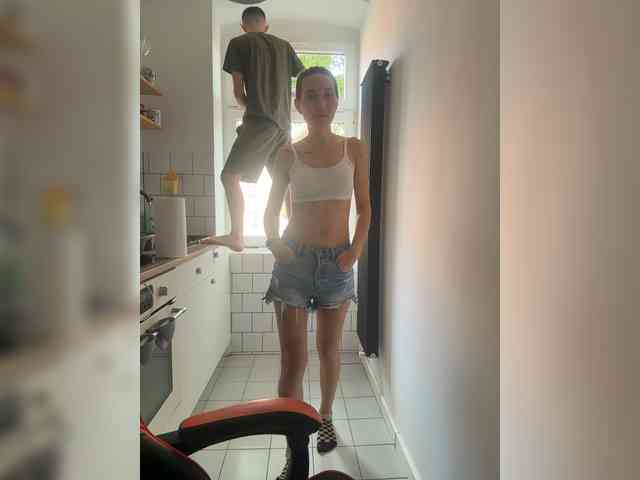 LittleMrHeroo22 webcam
