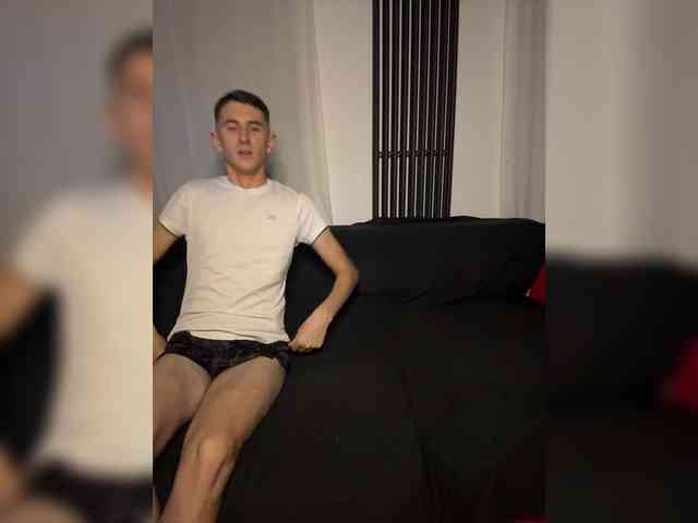 LittleMrHeroo22 webcam
