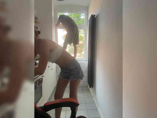 LittleMrHeroo22 webcam