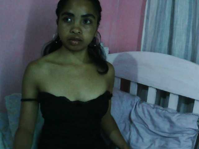le modèle Ashlii est en webcam porno dans un show sur le site bongacams, il possède les tags suivants: Ebony,Brunette,Shaved