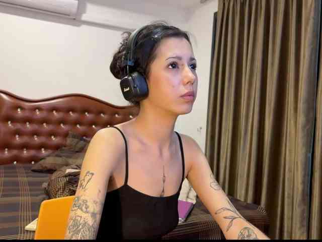 wavy_nights webcam
