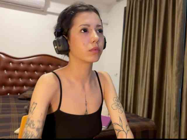 wavy_nights webcam
