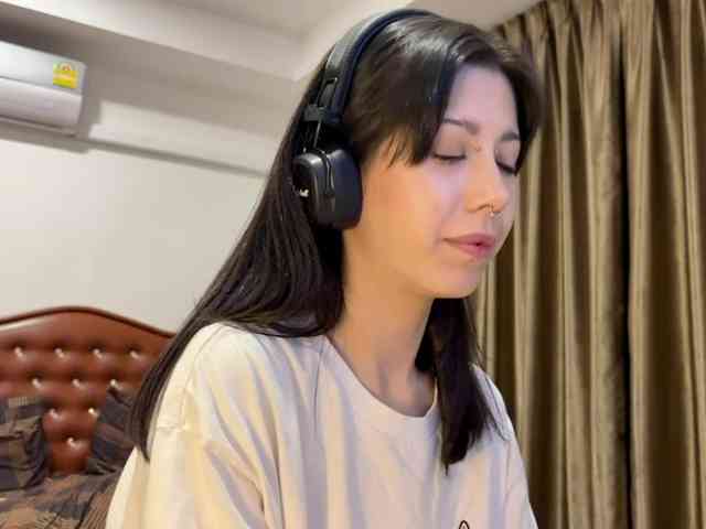 wavy_nights webcam