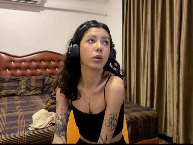 wavy_nights webcam