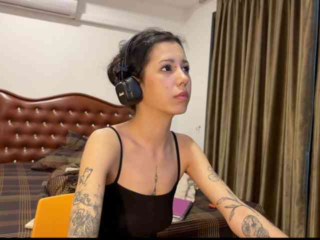 wavy_nights webcam