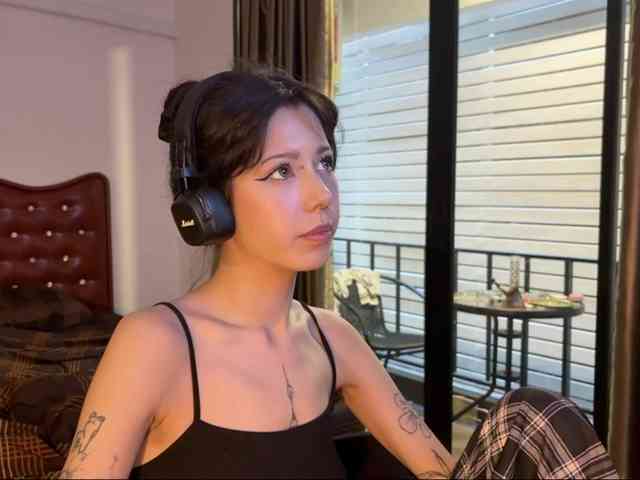 wavy_nights webcam