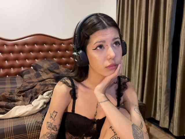 wavy_nights webcam